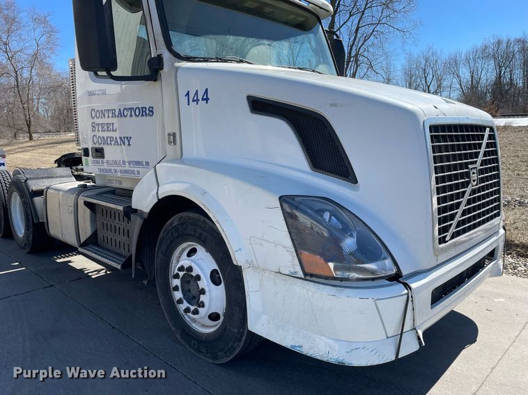 image for item LJ9555 2013 Volvo  semi truck