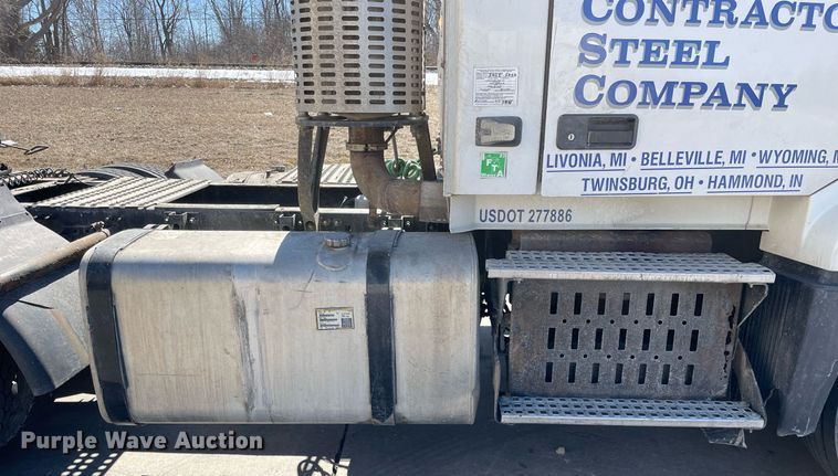 image for item LJ9555 2013 Volvo  semi truck