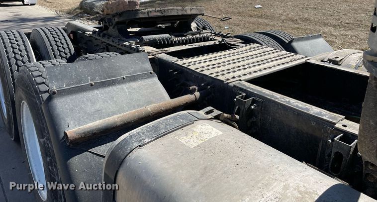 image for item LJ9555 2013 Volvo  semi truck