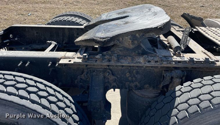 image for item LJ9555 2013 Volvo  semi truck