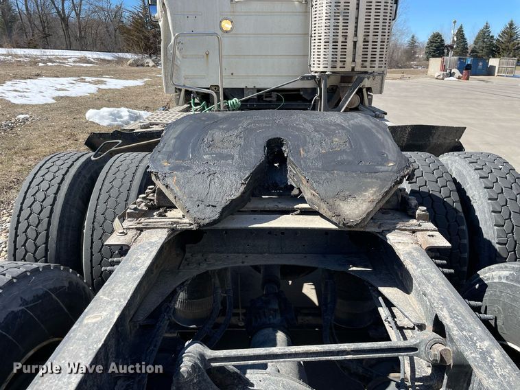 image for item LJ9555 2013 Volvo  semi truck