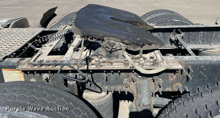 image for item LJ9555 2013 Volvo  semi truck