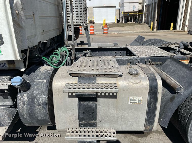 image for item LJ9555 2013 Volvo  semi truck