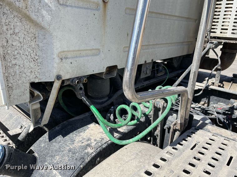 image for item LJ9555 2013 Volvo  semi truck