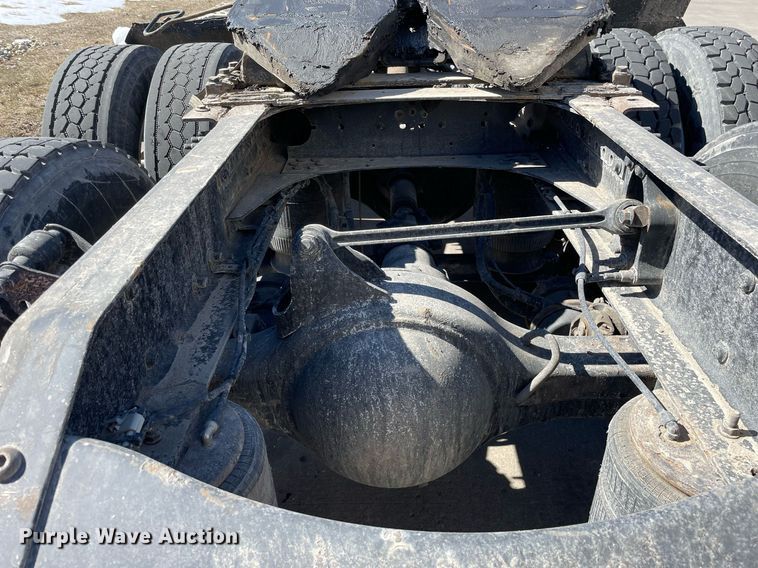 image for item LJ9555 2013 Volvo  semi truck