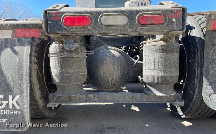 image for item LJ9555 2013 Volvo  semi truck