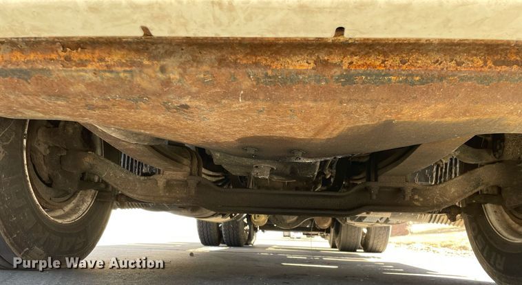 image for item LJ9555 2013 Volvo  semi truck