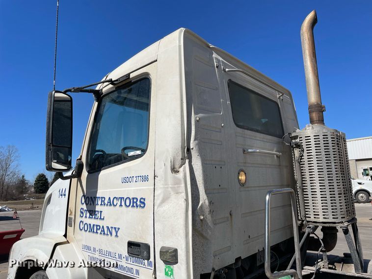 image for item LJ9555 2013 Volvo  semi truck