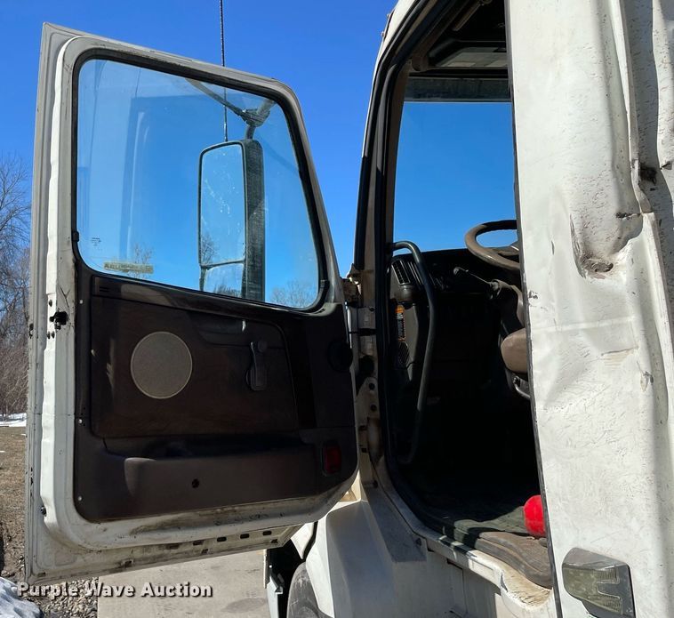 image for item LJ9555 2013 Volvo  semi truck