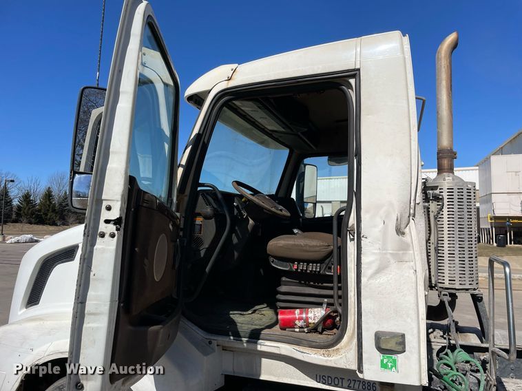 image for item LJ9555 2013 Volvo  semi truck