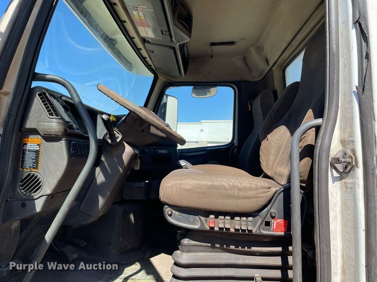 image for item LJ9555 2013 Volvo  semi truck