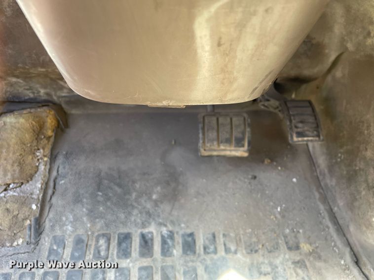 image for item LJ9555 2013 Volvo  semi truck