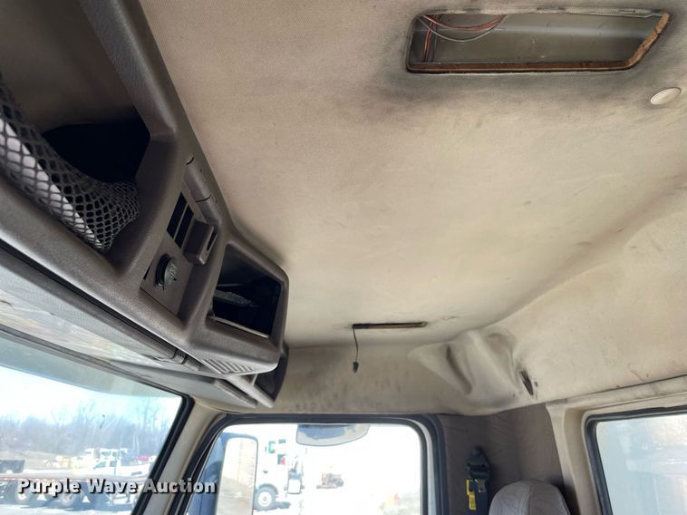 image for item LJ9555 2013 Volvo  semi truck