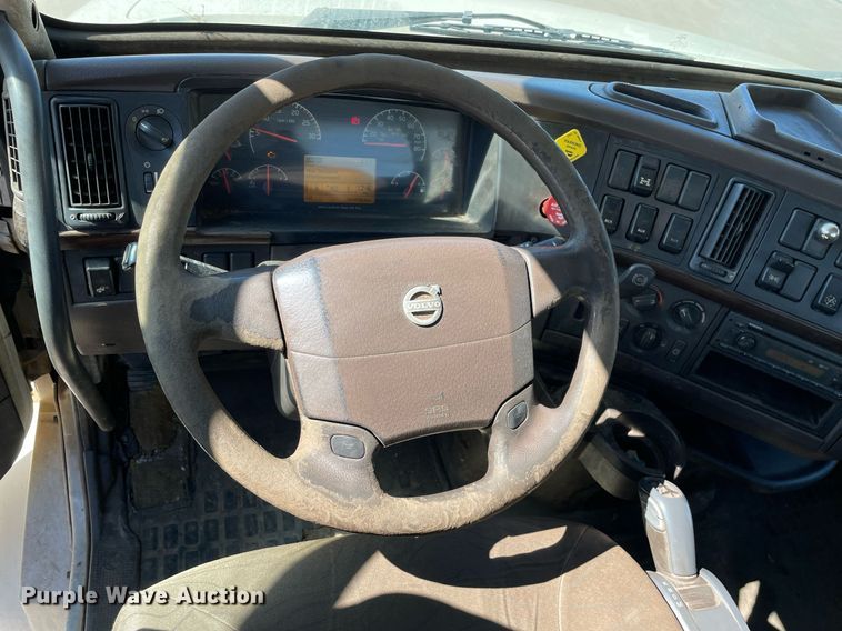 image for item LJ9555 2013 Volvo  semi truck