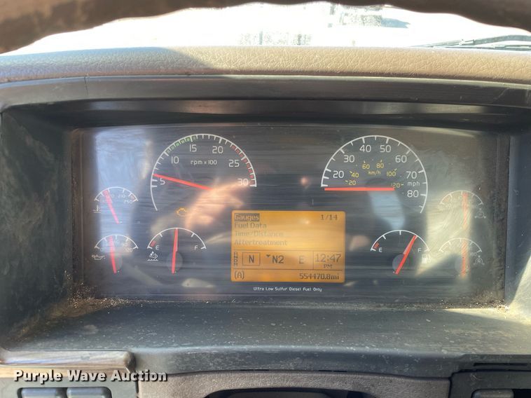 image for item LJ9555 2013 Volvo  semi truck