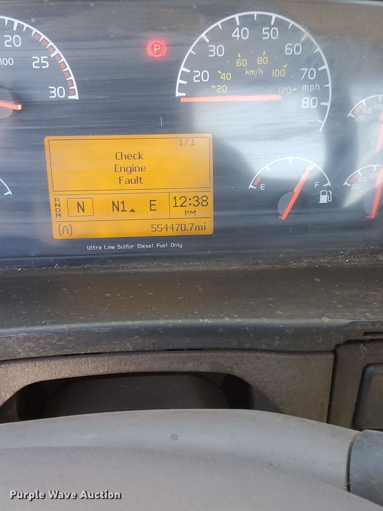 image for item LJ9555 2013 Volvo  semi truck