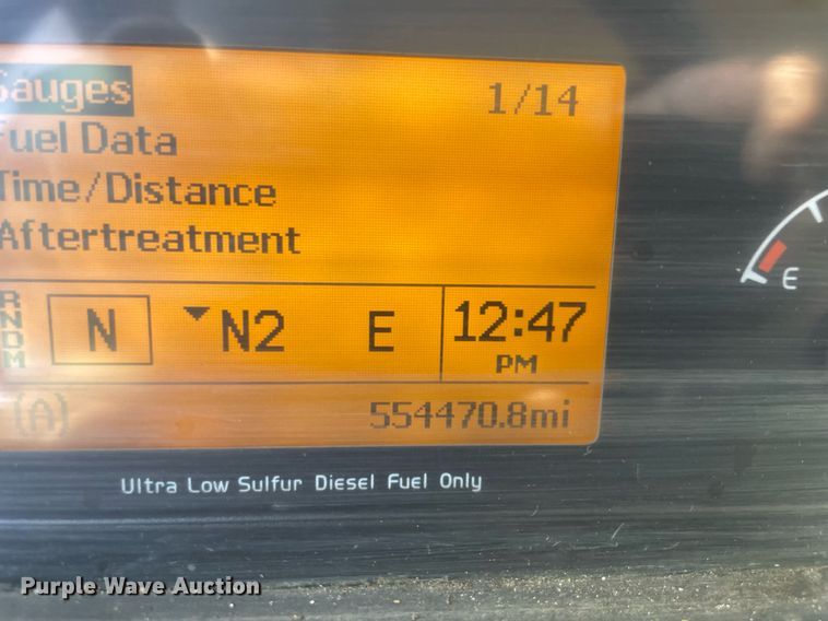 image for item LJ9555 2013 Volvo  semi truck