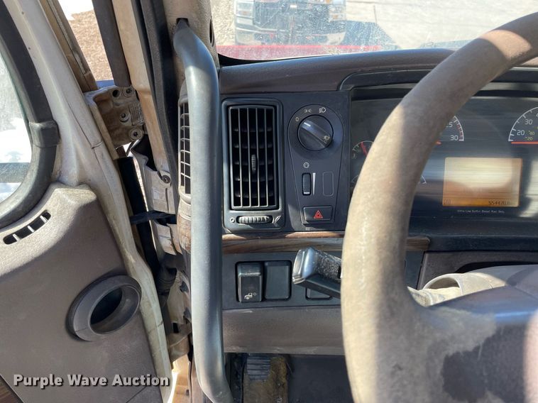 image for item LJ9555 2013 Volvo  semi truck