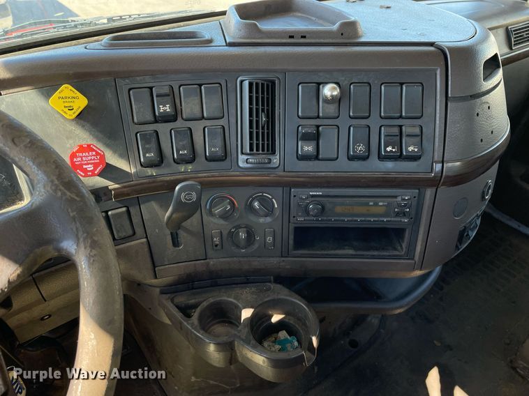 image for item LJ9555 2013 Volvo  semi truck