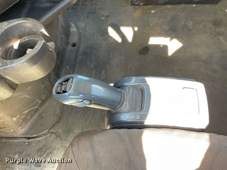 image for item LJ9555 2013 Volvo  semi truck