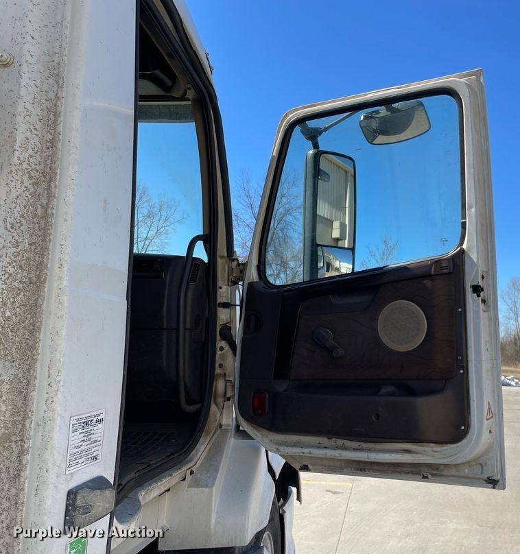 image for item LJ9555 2013 Volvo  semi truck