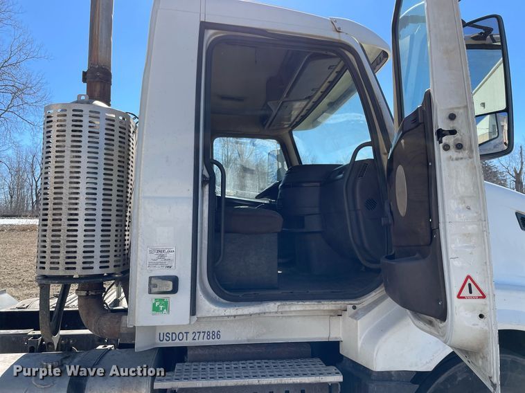 image for item LJ9555 2013 Volvo  semi truck