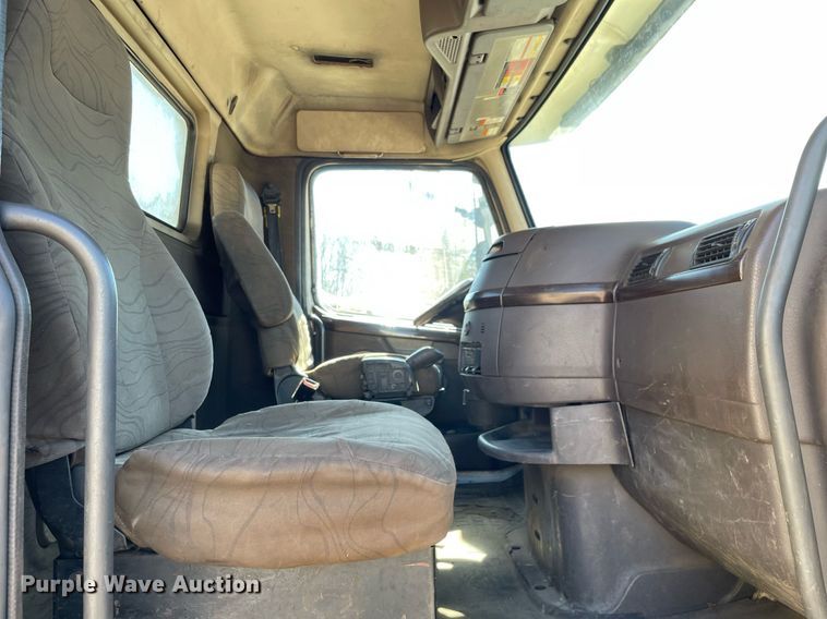 image for item LJ9555 2013 Volvo  semi truck