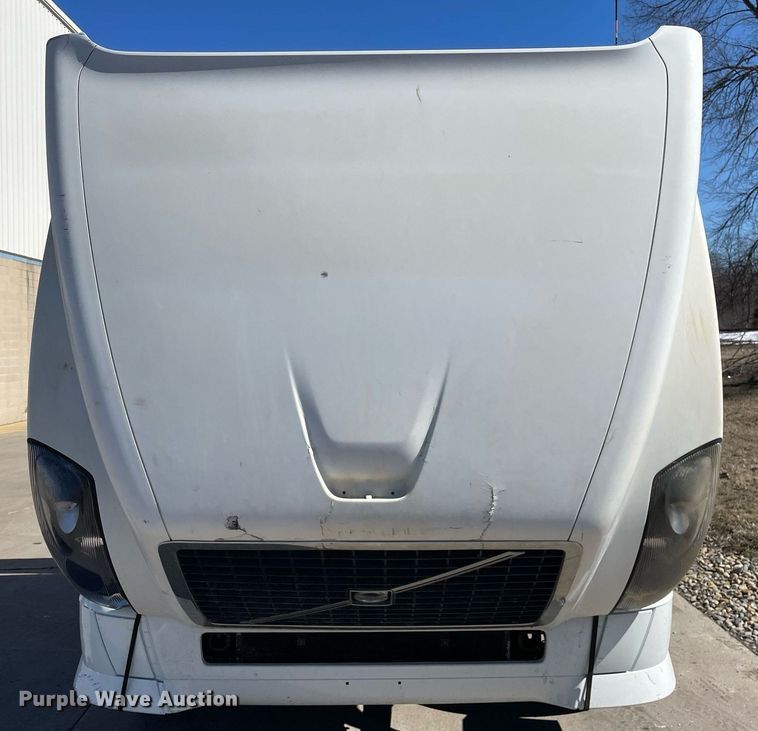 image for item LJ9555 2013 Volvo  semi truck