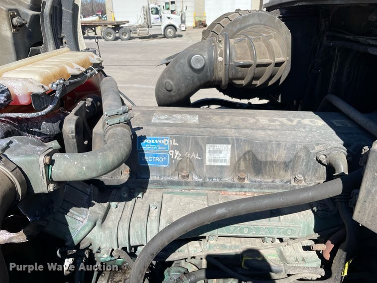 image for item LJ9555 2013 Volvo  semi truck