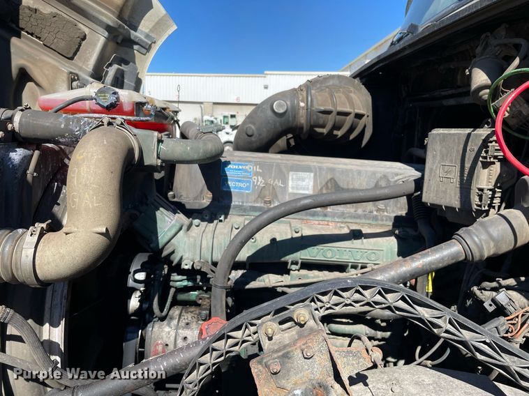 image for item LJ9555 2013 Volvo  semi truck