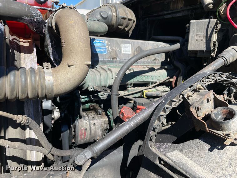 image for item LJ9555 2013 Volvo  semi truck