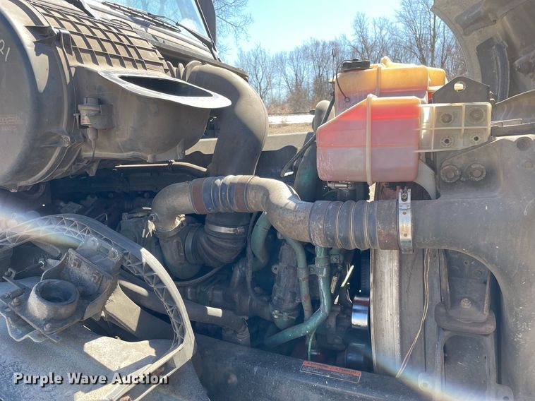 image for item LJ9555 2013 Volvo  semi truck