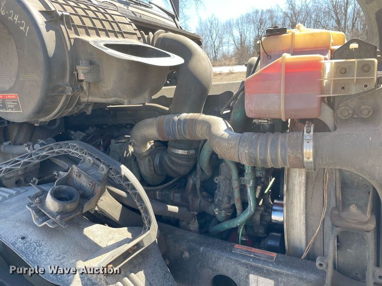 image for item LJ9555 2013 Volvo  semi truck