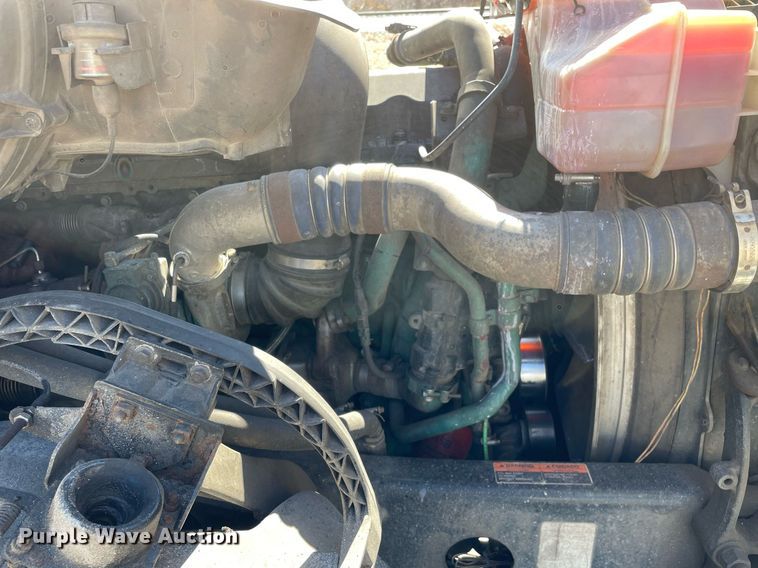 image for item LJ9555 2013 Volvo  semi truck