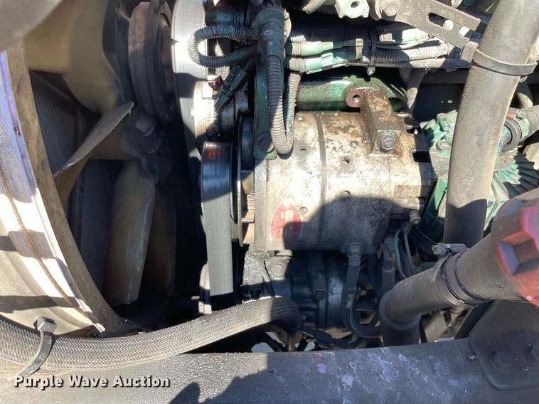 image for item LJ9555 2013 Volvo  semi truck