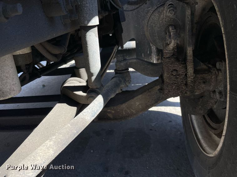 image for item LJ9555 2013 Volvo  semi truck