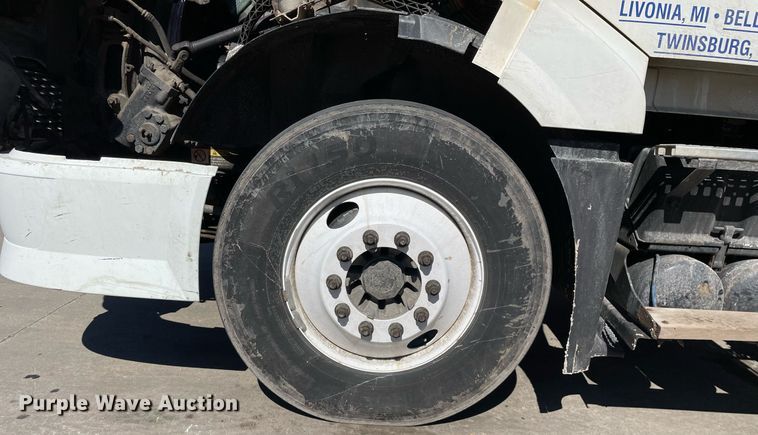 image for item LJ9555 2013 Volvo  semi truck