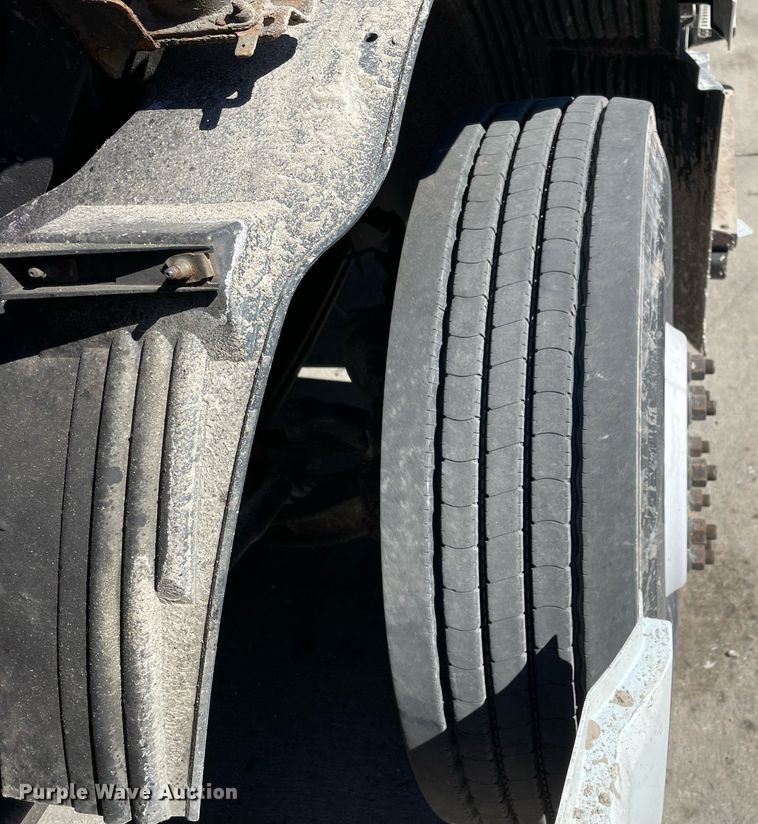 image for item LJ9555 2013 Volvo  semi truck