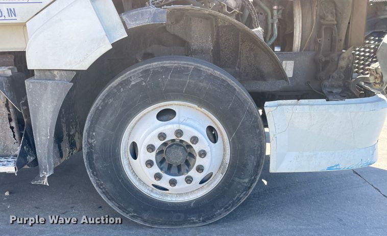 image for item LJ9555 2013 Volvo  semi truck