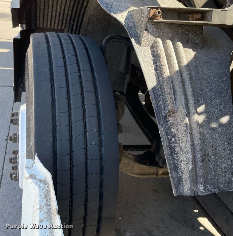 image for item LJ9555 2013 Volvo  semi truck