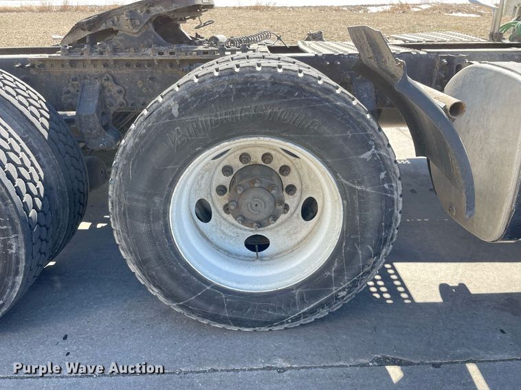 image for item LJ9555 2013 Volvo  semi truck