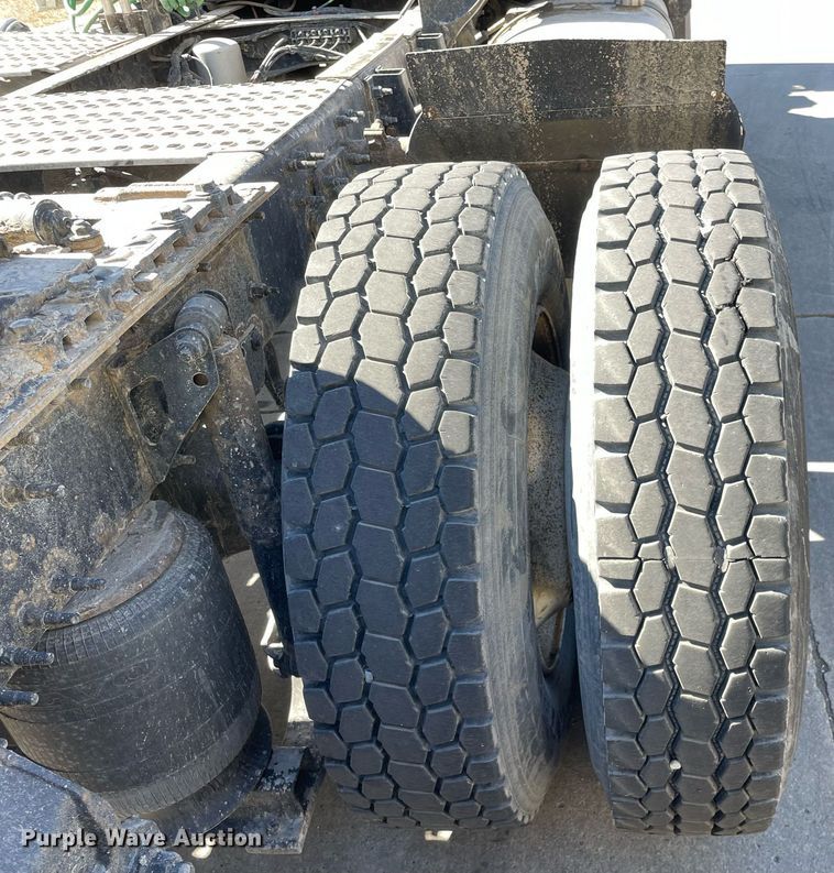 image for item LJ9555 2013 Volvo  semi truck