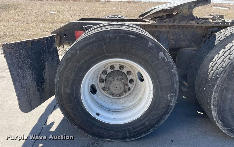 image for item LJ9555 2013 Volvo  semi truck