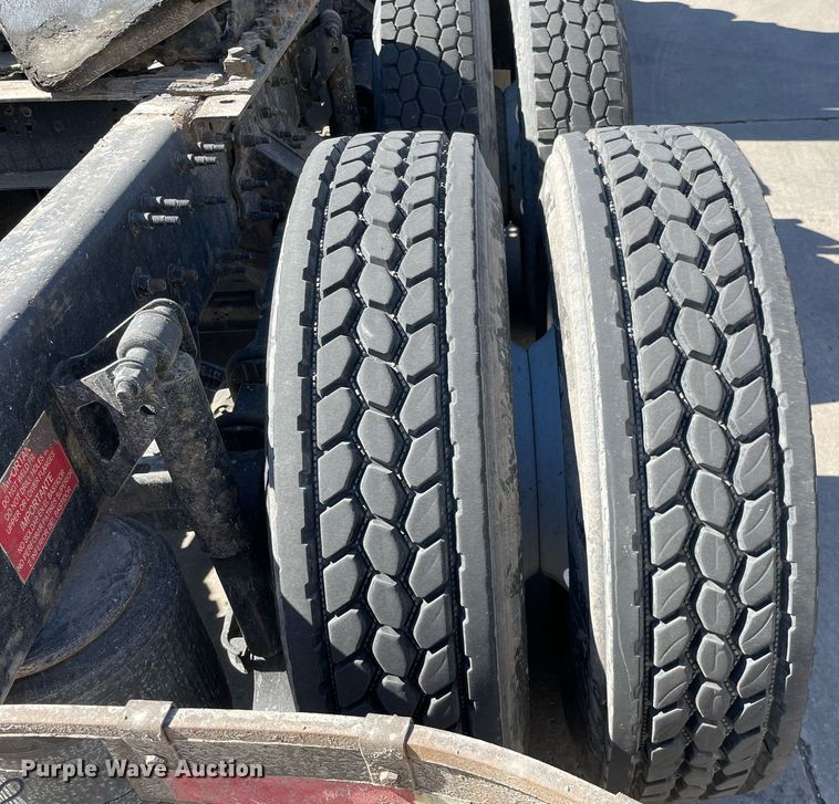 image for item LJ9555 2013 Volvo  semi truck