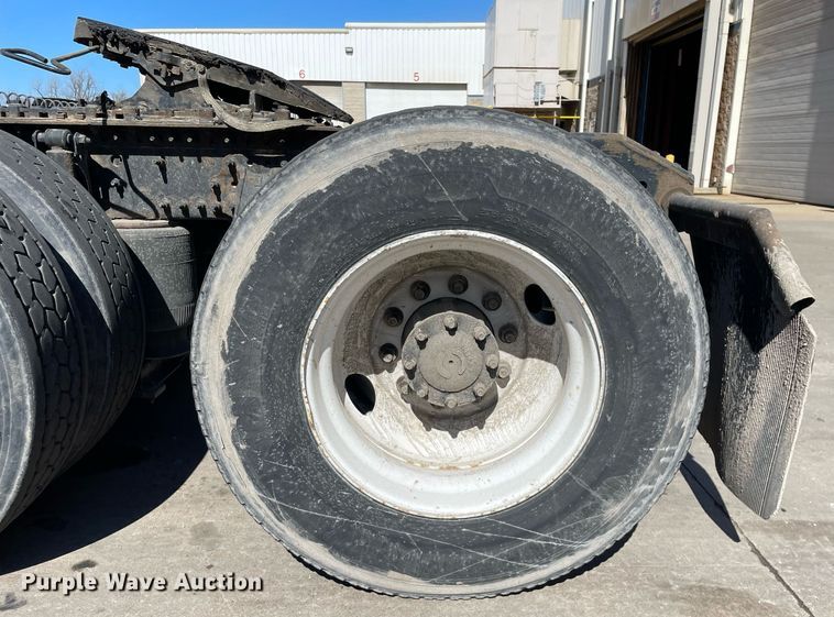 image for item LJ9555 2013 Volvo  semi truck