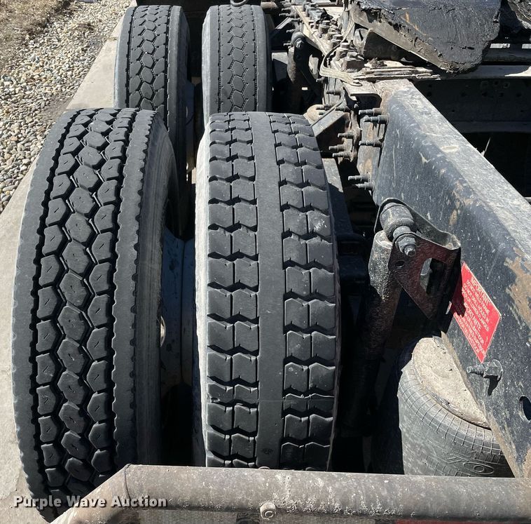 image for item LJ9555 2013 Volvo  semi truck