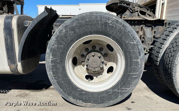 image for item LJ9555 2013 Volvo  semi truck