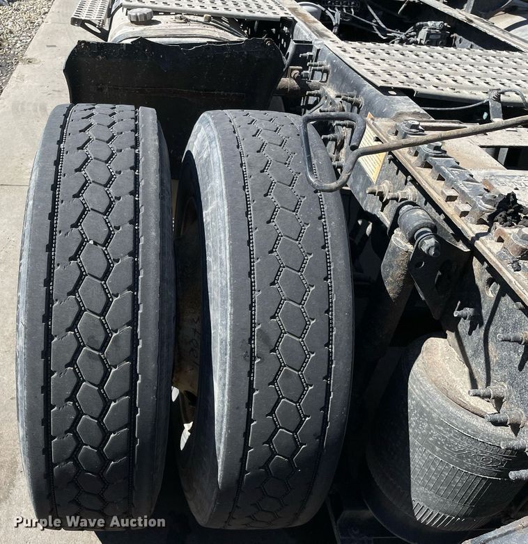 image for item LJ9555 2013 Volvo  semi truck