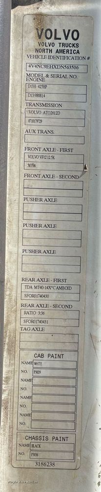 image for item LJ9555 2013 Volvo  semi truck