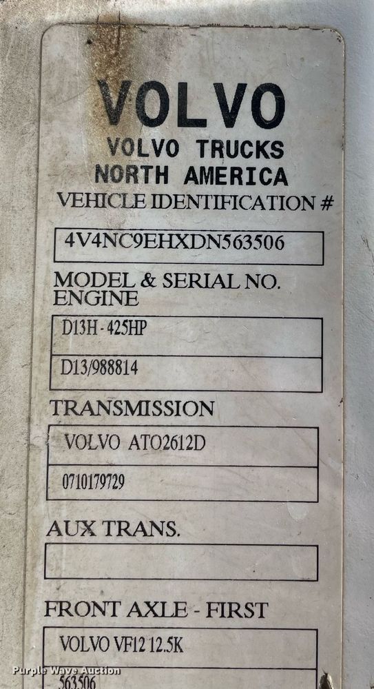 image for item LJ9555 2013 Volvo  semi truck